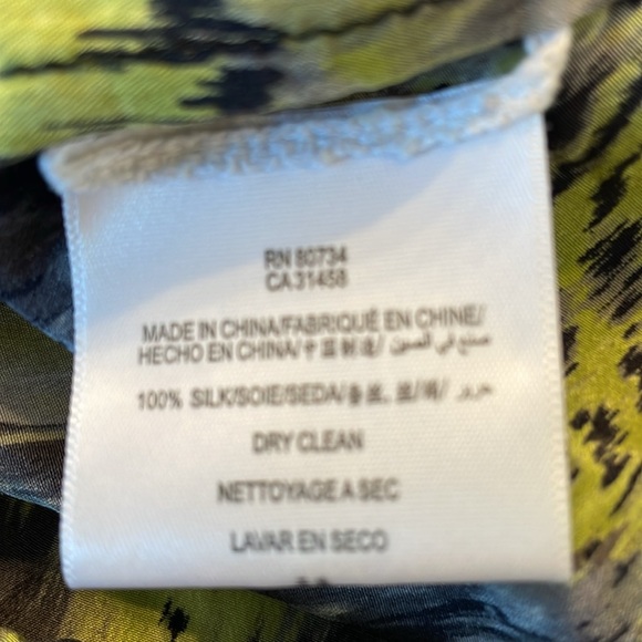 132. BCBG MAXAZRIA Elma Drape 💯 Silk Feather Print Blouse Top S - Picture 6 of 6